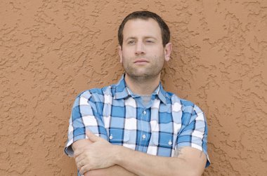 İyimser adam silah ile geçti. 