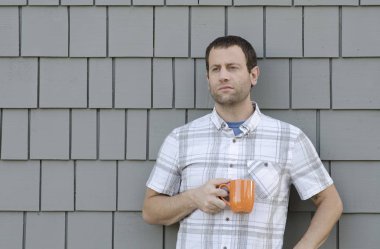 Genç adam sıcak içecek dışında yalnız zevk.