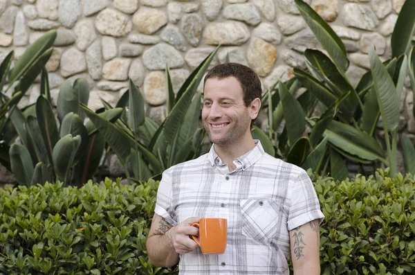Genç adam sıcak içecek dışında yalnız zevk.