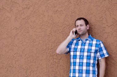 Adam ciddi sohbet onun cep telefonuyla.