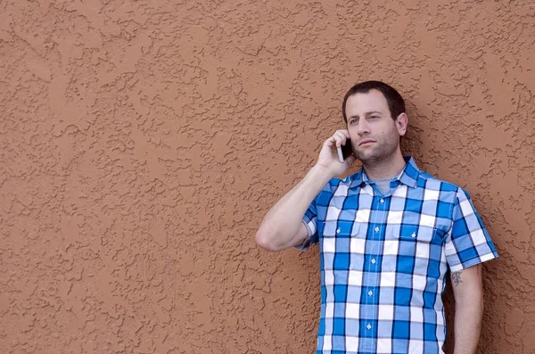 Adam ciddi sohbet onun cep telefonuyla.