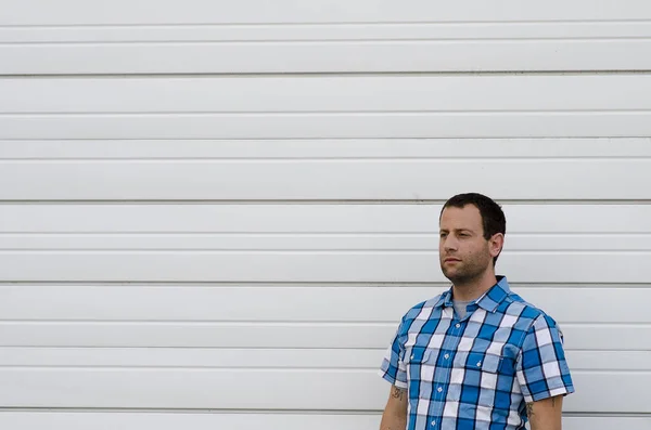 Beyaz bir arka plan karşı yalnız bıraktı isteyen adam. 