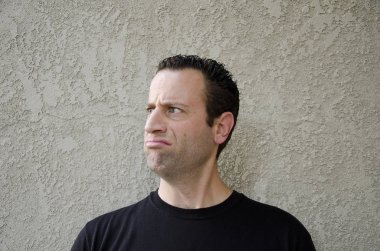 Sola doğru seyir hoşnutsuz bir surat adam.