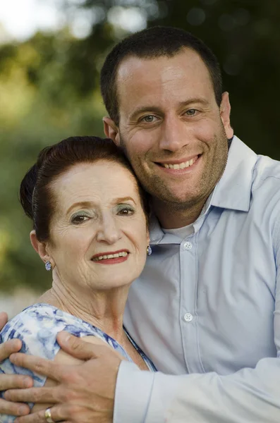 Üst düzey annesi sarılma yetişkin oğlu yakın çekim.