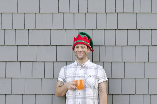 Noel ruhu ile bir fincan kahve gri bir arka plan üzerinde.