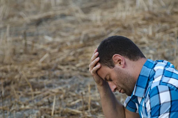 Adam başını aşağı yeni yıl düşünürken.