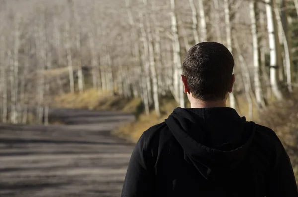 İleride yolun önünde isteyen adam.