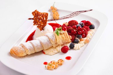 Taze Kek pasta tuck bariyer ile plaka üzerinde