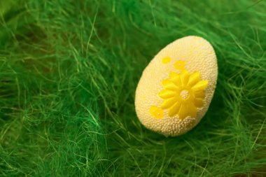 Yeşil çimenlerin üzerinde dekoratif yumurta. Kavramları Paskalya, yumurta, el yapımı