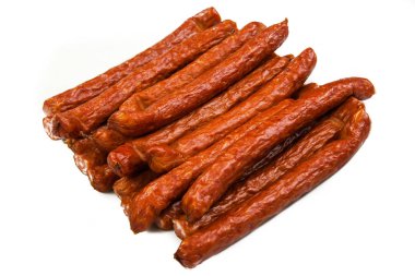 Bir grup beyaz tabakta bütün avlanan sosis. Beyaz arka plan üzerinde izole. Portre