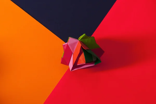 Kolorowe tło z origami postać — Zdjęcie stockowe