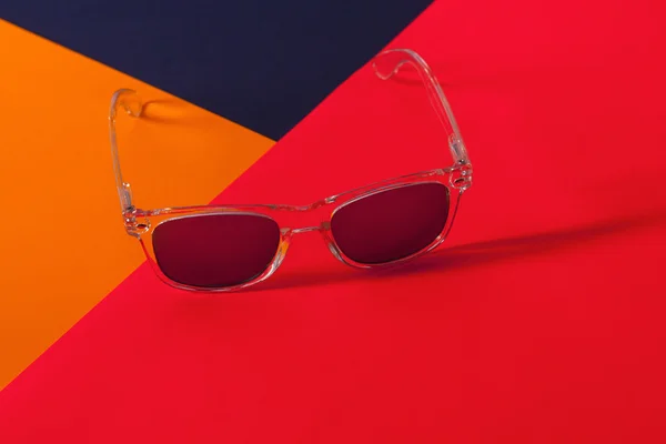 Camlar renkli arka plan üzerinde