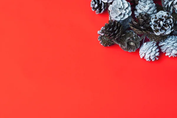 Christmas kırmızı arka plan ile çam kozalakları