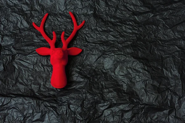 Dekoratif Noel reindeer kırmızı kadife siyah kağıt backgrou üzerinde