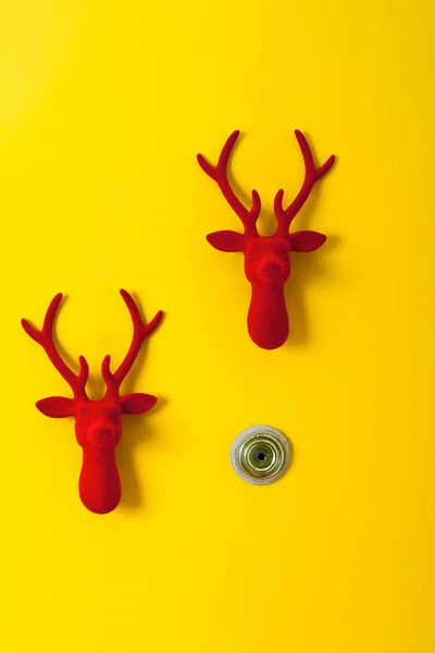 Noel Ren geyiği kapı kadife ile dekore edilmiştir.