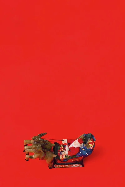 Noel Baba kırmızı zemin üzerine bir Merry Christmas dilek