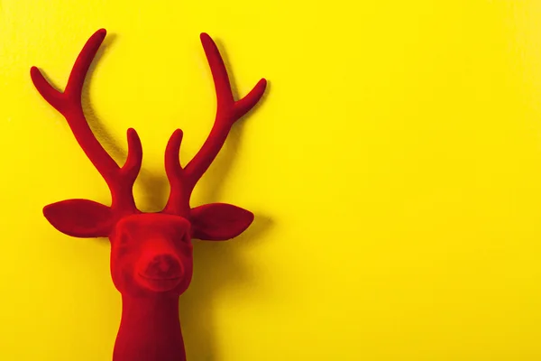 Sarı bir arka plan üzerinde dekoratif kırmızı kadife Ren geyiği