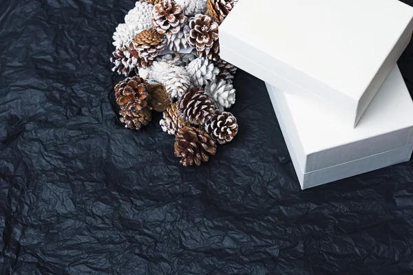 Noel hediye kutuları siyah arka plan üzerine kağıt buruşuk