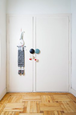 Varış takvimi ve Noel dekorasyonu ile çocuk köşesi