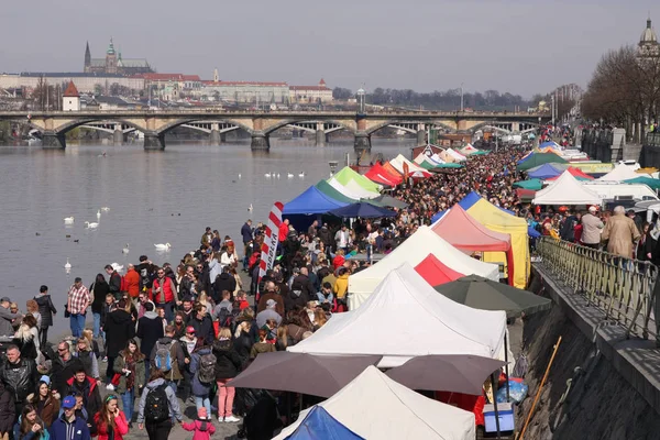 Popüler çiftçilere piyasa Naplavka nehir Prag, Prag, Çek Cumhuriyeti - 25 Şubat 2017: insanlara — Stok fotoğraf