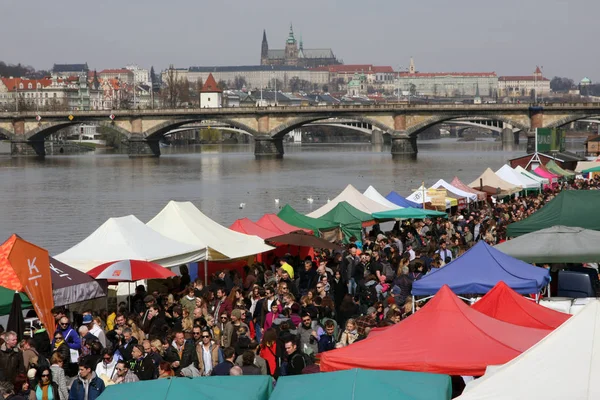 Praha, Česká republika - 25 března 2017: lidé na populární farmářský trh na náplavky v Praze — Stock fotografie