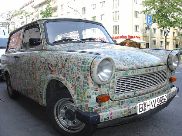 Europa del Este Trabant coche de época, enyesado con sellos postales —  Fotos de Stock