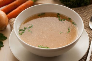 Kemik suyu bir kapta maydanoz ile servis tavuk, yapılan