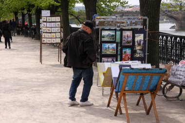 Prague, Çek Cumhuriyeti - 15 Nisan 2017: kimliği belirsiz sellling resimlerini nehir üzerinde