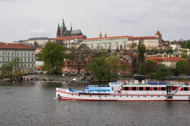 Prague, Çek Cumhuriyeti - 15 Nisan 2017: Sumava tekne arka planda Prag Kalesi ile Vltava Nehri üzerinde