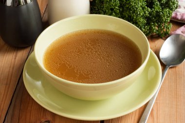 Sığır eti, yeşil çorba kasede servis yapılan kemik suyu