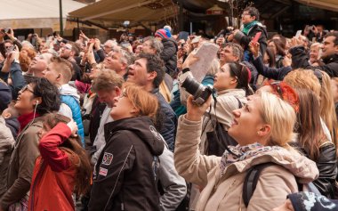 Prague, Çek Cumhuriyeti - 15 Nisan 2017: Eski Şehir Meydanı, Astronomik Saat'in saatlik gösteriyi izledikten turist