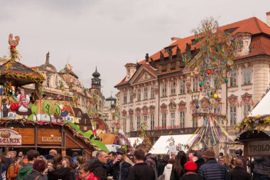 Eski Şehir Meydanı, Prague, Çek Cumhuriyeti - 15 Nisan 2017: Paskalya Pazar
