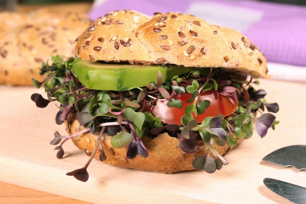 Burger vegetarian dengan microgreens segar — Stok Foto