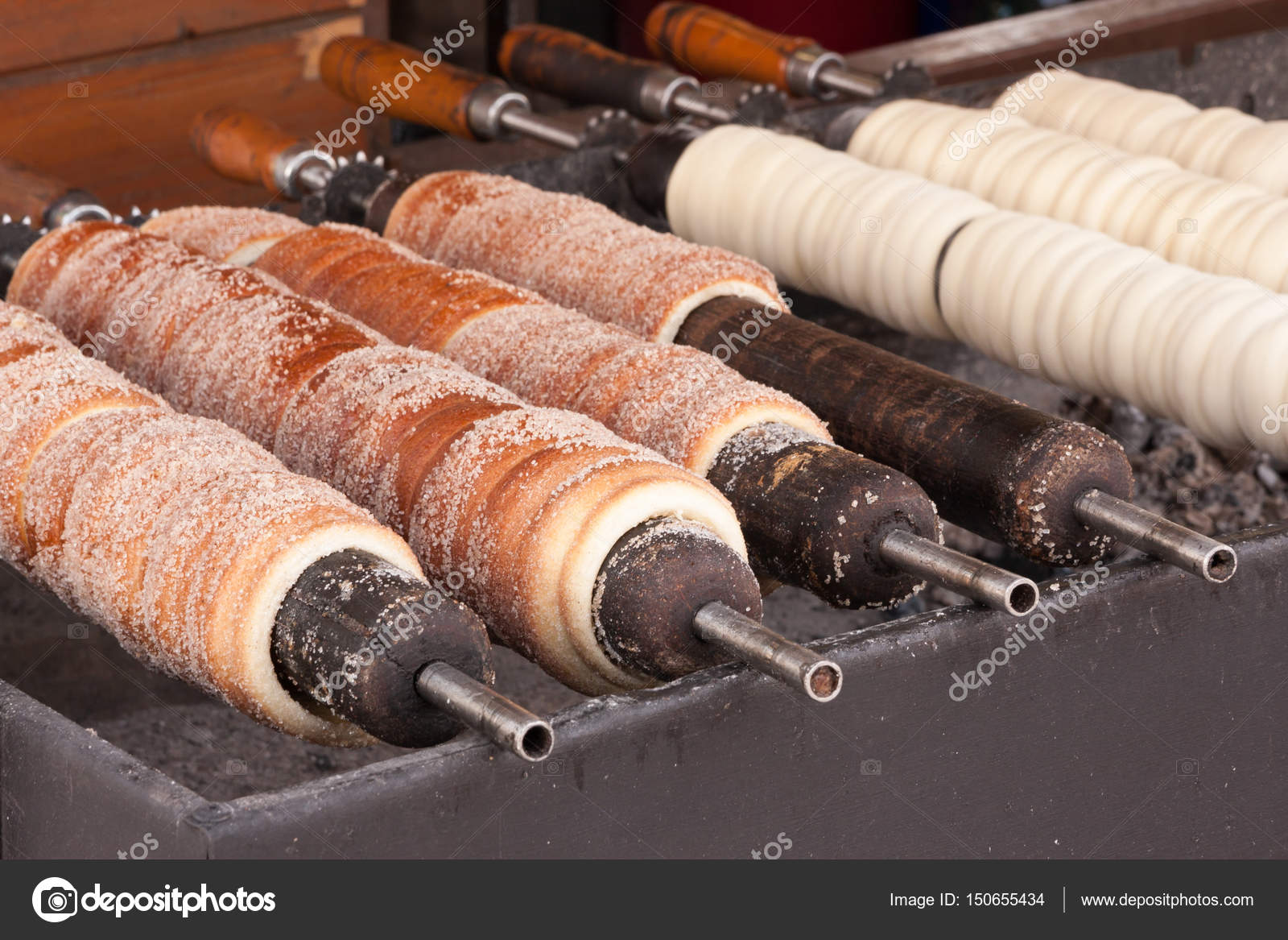 Trdelnik Traditionella Tjeckiska Hot Sota Bakverk Bakas Pa En Pinne Och Saljs Pa Gatorna I Prag Stockfotografi C Madeleinesteinbach 150655434