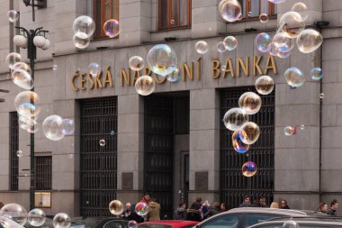Prague, Çek Cumhuriyeti - 21 Nisan 2017: bina, Çek Ulusal Bankası, uçuşan renkli baloncuklar ile