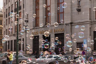 Prague, Çek Cumhuriyeti - 21 Nisan 2017: bina, Çek Ulusal Bankası, uçuşan renkli baloncuklar ile