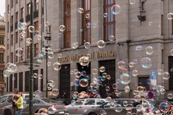 PRAGUE, RÉPUBLIQUE TCHÈQUE - 21 AVRIL 2017 : Le bâtiment de la Banque nationale tchèque, avec des bulles colorées flottant autour — Photo