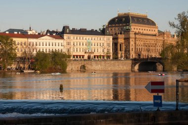 Prague, Çek Cumhuriyeti - 24 Nisan 2017: Ulusal Tiyatro ve Vltava Nehri
