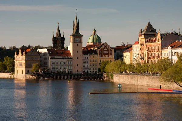 Praha-panoramaet i gulltimen – stockfoto