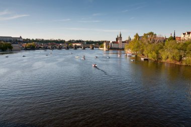 Gün batımından önce Prag'da Vltava Nehri