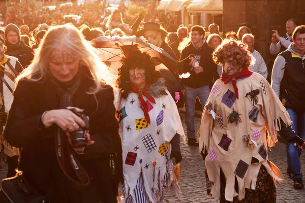 Prague, Cseh Köztársaság - 2017. április 30.: jelmezes felvonulás Prága utcáin a witch ég éjszaka ("carodejnice") — Stock Fotó