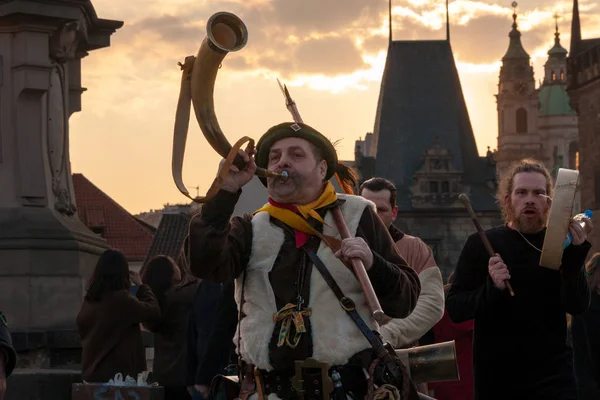 PRAGUE, RÉPUBLIQUE TCHÈQUE - 30 AVRIL 2017 : Les participants à un défilé costumé dans les rues de Prague lors de la nuit brûlante des sorcières ("carodejnice"), avec Mala Strana en toile de fond — Photo