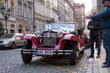 Eski model araba, Prag sokaklarında