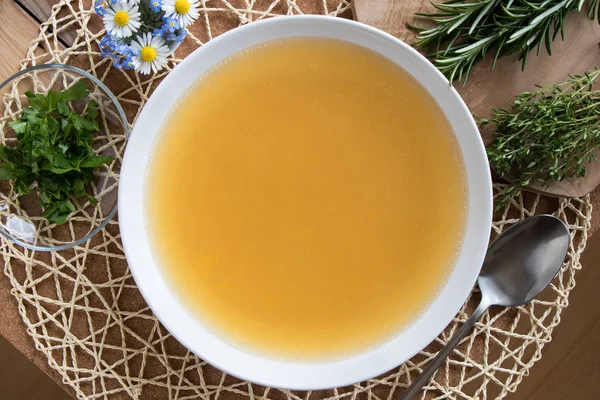 Caldo de osso feito de frango servido em uma placa — Fotografia de Stock