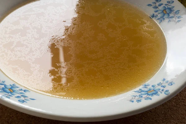 Bot Bouillon gemaakt van kip geserveerd in een bord — Stockfoto