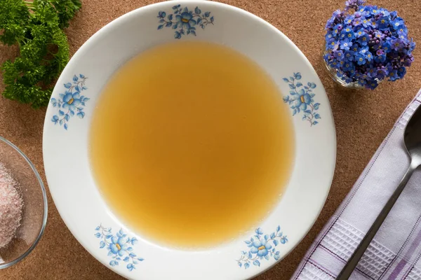 Caldo de osso feito de frango servido em uma placa — Fotografia de Stock