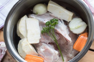 Tavuk kemik suyu bir tencerede hazırlanması için malzemeler