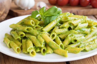 Taze İtalyan fesleğen pesto ile pişmiş makarna