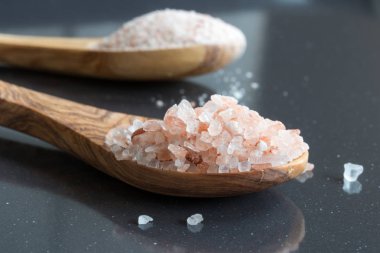 İki tahta kaşıklar üzerinde pembe Himalaya deniz tuzu