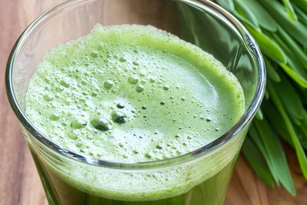 Grünes Gerstengras im Glas — Stockfoto